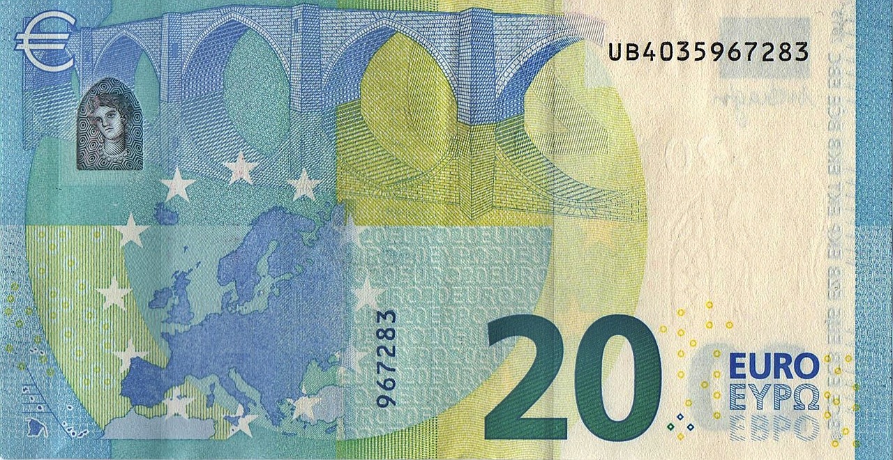 Banconote da 20 euro con simbolo di allerta, indicanti possibili contraffazioni.