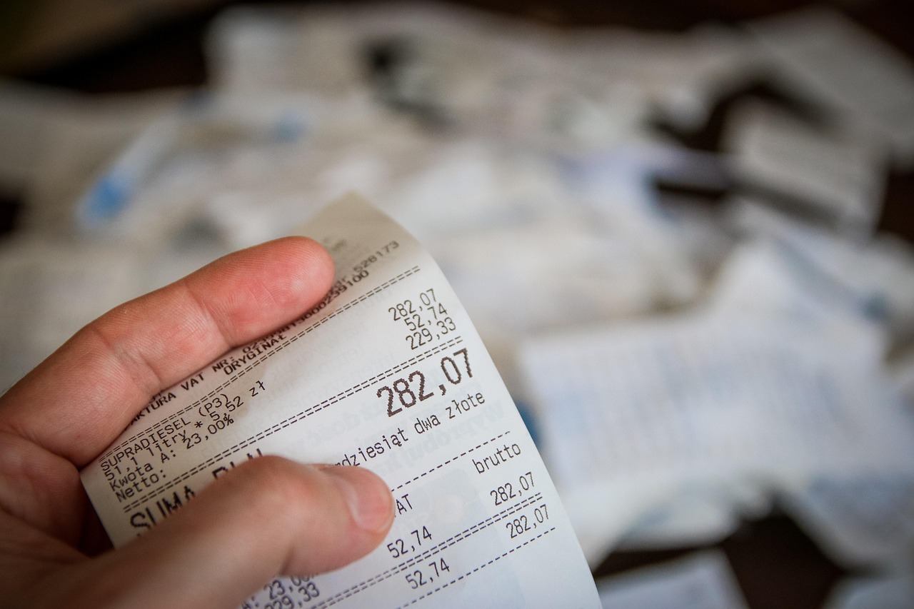 Biglietto vincente del Superenalotto con cifre del jackpot record in evidenza.