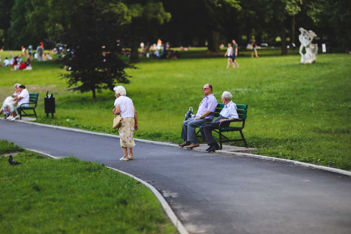 Grafico che illustra le nuove regole sull'età pensionabile e i lavoratori esclusi dalla pensione.